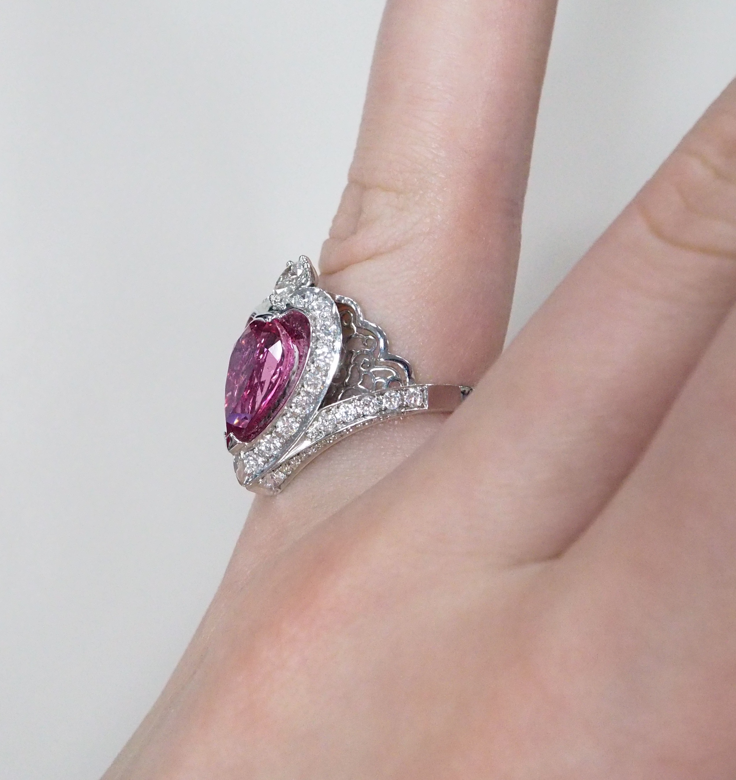 Кольцо из белого золота с розовой шпинелью